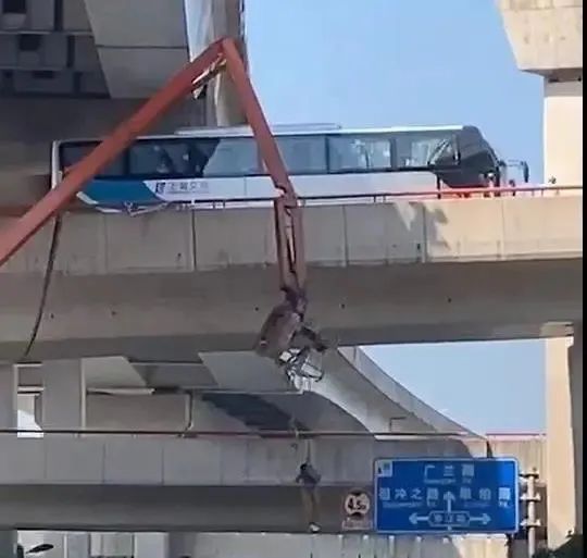 安全警示！上海高架一大巴碰撞施工中高空臂車(chē)
